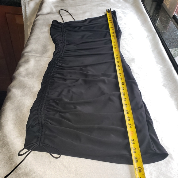 Alice + Olivia  Women's Binnie Asymmetrical Ruched Bodycon Mini Dress Sz 8 - Picture 5 of 9